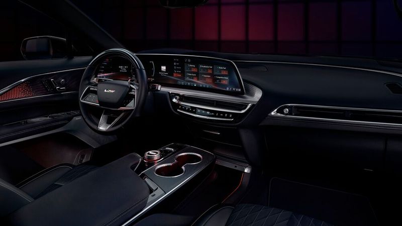 Unter anderem zeugt ein V-Logo im Lenkrand vom gehobenen Leistungspotenzial des Lyriq-V. (Bild: Cadillac)