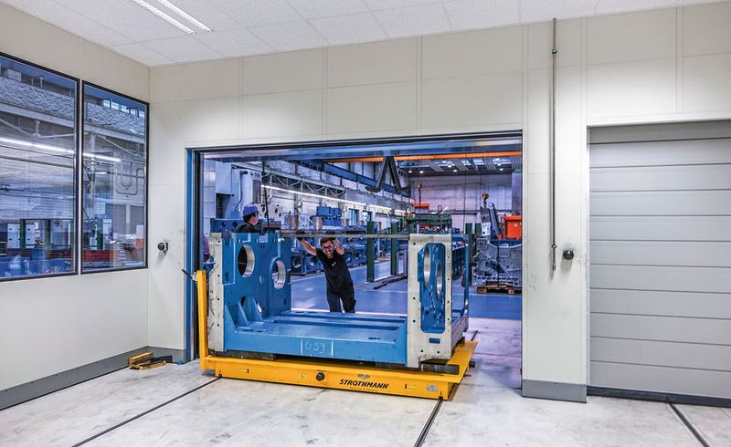 Die Unterteile der Bogendruckmaschinen werden auf einem Leichtlaufschienensystem, das für Gewichte bis zu 8 t geeignet ist, in den Vortemperierraum gebracht. (Nerling Systemräume GmbH)