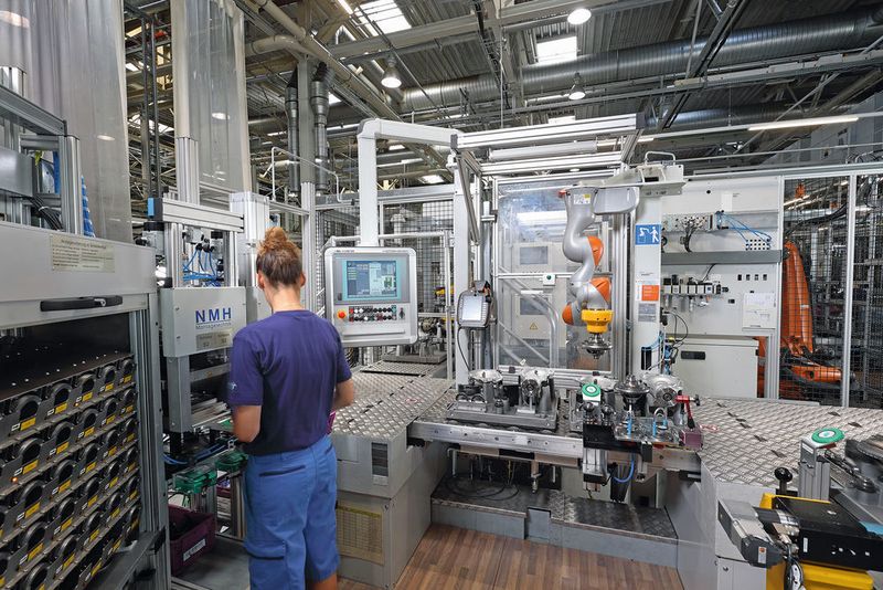 Die Anlage musste sich räumlich in die Produktionslinie einfügen. Dafür entwickelte Kuka Systems eine Stahlbaukonstruktion in Form eines Galgens, an der ein feinfühliger Leichtbauroboter befestigt ist. Der LBR iiwa kann so hängend arbeiten und nimmt wenig Platz in Anspruch. (Kuka Systems)