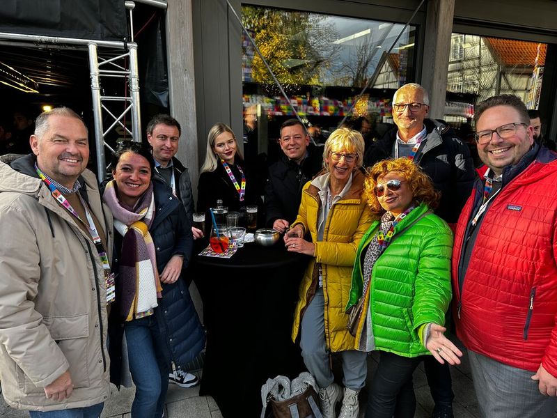 Das Reiner SCT  Team (l.) Thomas Peter und Robert Eichhorn (r.), holen sich vom geübten comTeam Tipps für die Kirmes. (Bild: Vogel IT-Medien)