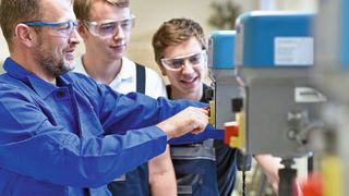 Die Bundesregierung hat erkannt, dass das Fehlen von Millionen von Fachkräften den Standort Deutschland mehr als bedroht. Vor allem die Ausbildung wird bei jungen Leuten eher verächtlich betrachtet. Welche Gründe das hat und was die Politik dagegen tun will, hat die dpa erfahren. (Bild: industrieblick - stock.adobe.com)