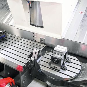 Durch den Dreh-Schwenktisch und den festen Maschinentisch bietet die RS 605 K20 grosse Flexibilität in der Produktion.