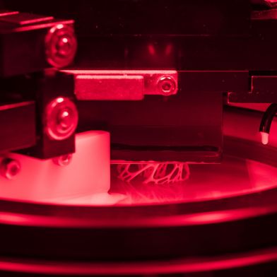 Mit CeraMMAM lassen sich Hochleistungskomponenten aus verschiedenen Materialien in einem einzigen Prozess herstellen. (Bild: Breig, KIT)