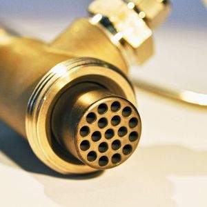 Das Fraunhofer IKTS hat eine robuste 19-Kanal-Kohlenstoffmembran entwickelt, die H2 oder CO2 aus Gasgemischen abtrennt.(Bild:  Fraunhofer IKTS)