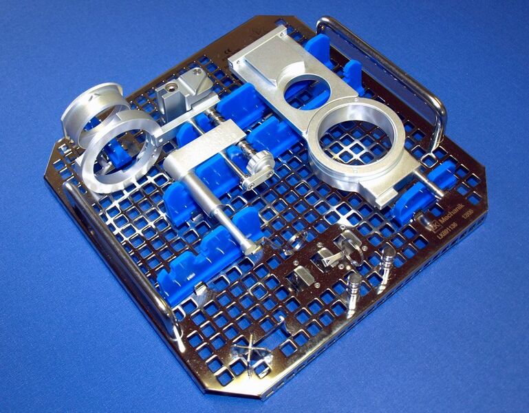 Medizintechnische Komplettlösung von LK Mechanik: Komponenten eines Ophthalmo-Mikroskops in einem Edelstahl-Trägersystem mit Silikon-Fixierelementen. (LK Mechanik)