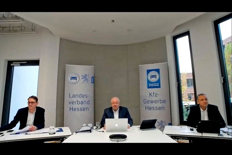Der Vorstand des hessischen Kfz-Landesverbands während seiner ersten digitalen Mitgliederversammlung: Präsident Jürgen Karpinski (Mitte), Geschäftsführer Joachim Kuhn (links) und Pressesprecher Roger Seidl.  (Bild:  Kfz-Gewerbe Hessen)