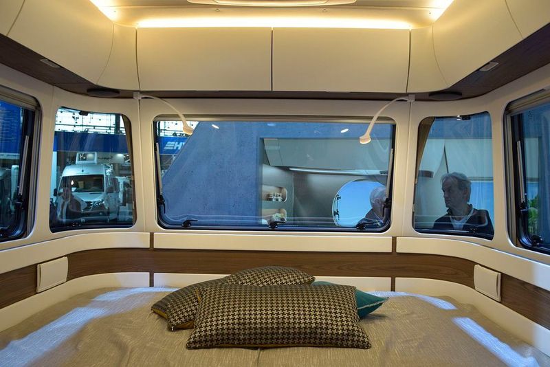 Auch rund um das Bett ziehen sich im Eriba Touring 820 die Fenster.  (»kfz-betrieb«/Jan Rosenow)