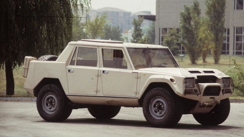 Der LMA unterscheidet sich gerade im Frontbereich deutlich vom späteren LM002. Und vermutlich hätte man in Serie auch sämtliche Radmuttern montiert. (Bild: Lamborghini)