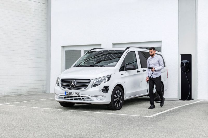 Mit 110 kW Gleichstrom lässt sich der Akku in 45 Minuten zu 80 Prozent füllen. (Bild: Mercedes)