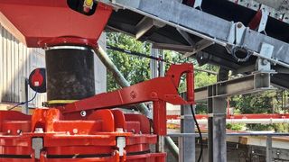 Für die Sandherstellung aus Überschusskörnungen wurde eine Rotorprallmühle vom Typ RPM 1513 installiert. (Bild: BHS Sonthofen)