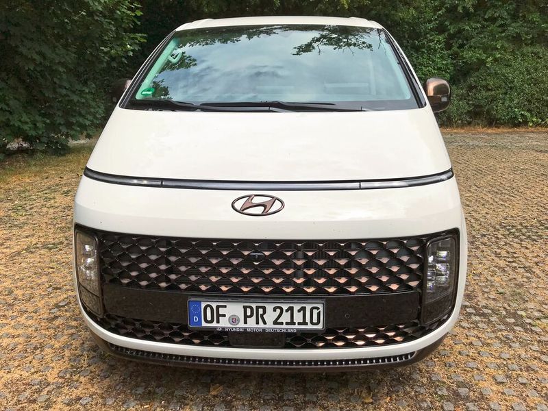 Unser Fazit lautet: Attraktives Design, sparsamer Dieselmotor, Allradantrieb, Achtgangautomatik, nahezu Vollausstattung für rund 60.000 Euro – in der Ausstattungsvariante Signature tritt der bereits mehrfach international ausgezeichnete Staria zu Recht sehr selbstbewusst auf. Die Hyundai-Händler haben mit dem Fahrzeug ein Top-Angebot im Programm, das es gemeinsam mit dem Importeur in den Zielgruppen noch bekannter zu machen gilt. (Bild: Wolfgang Michel – VCG)