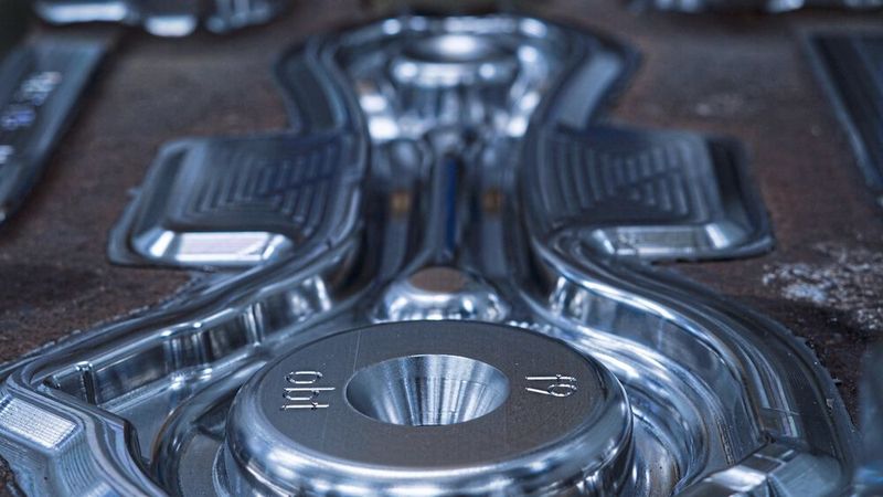 Bis zu 95 Prozent der zu bearbeitenden Gesenk-Formen sind für eine höhere Standzeit mit Stellit aufgeschweißt. Zusätzlich werden die Oberflächen dieser Gesenke für eine höhere Standzeit mit einer Tenifer-Schicht gehärtet. (Bild: Schreurs Tools GmbH)