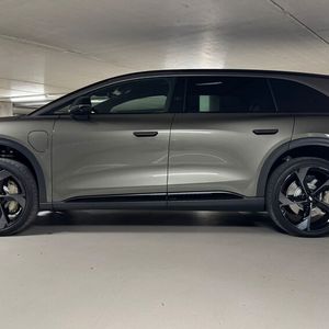 Das adaptive Luftfahrwerk lässt sich zwischen 13 und 23 Zentimetern in der Höhe verstellen. Ganz oben bietet der Gravity ordentlich Bodenfreiheit.(Bild:  Schreiner – »kfz-betrieb«)