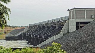 Seit Ende 2016 produziert der Mount Coffee Staudamm in Liberia wieder Strom vor allem für die Millionenstadt Monrovia. Eine intelligente IO-Link Installation verknüpft dabei über weite Strecken dutzende von Sensoren und Aktoren am Staudamm. (Balluff)