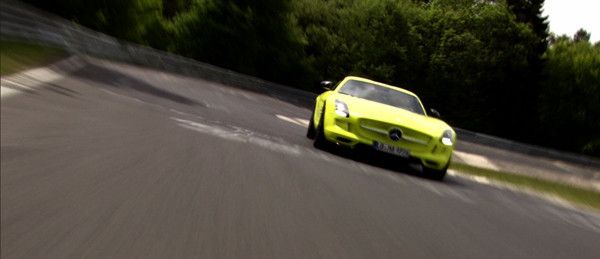 Mercedes-AMG stellt einen neuen Rundenrekord in der „Grünen Hölle“ auf: Das SLS AMG Coupé Electric Drive bezwingt die Nürburgring-Nordschleife in 7:56,234 Minuten (Bild: Mercedes-AMG)