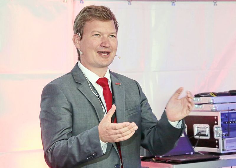 Bei den Starrag «Turbine Technology Days» 2018 standen Produktivitätspotentiale bei der Turbinenfertigung im Fokus. Dr. Bernhard Bringmann, Managing Director Starrag AG in Rorschacherberg begrüsst die Besucher. (Anne Richter, SMM)