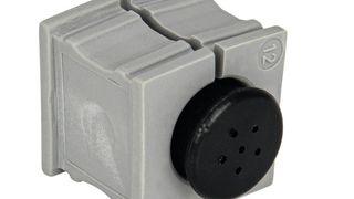 Das Druckausgleichselement PCE12 lässt sich in die Kabeleinführungsleiste bzw. Kabeldurchführungsplatte einstecken, es sind keine zusätzlichen Bohrungen erforderlich. (Icotek)