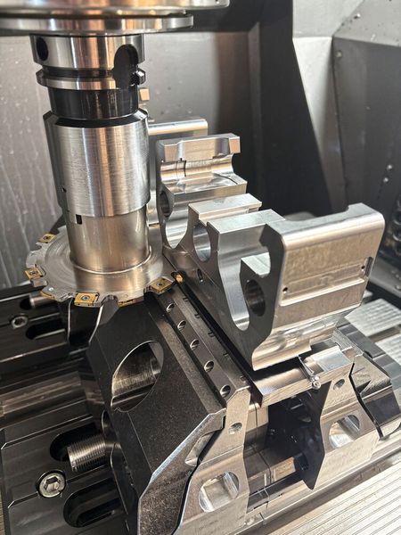 Die Verbiegung, die bei Zugspannungen von über 5 Tonnen unvermeidbar entsteht, wird beim CFL komplett am Werkstück und an der Grundplatte vorbeigeleitet. (Bild: Rüdiger Schenke Innovation GmbH&Co. KG)