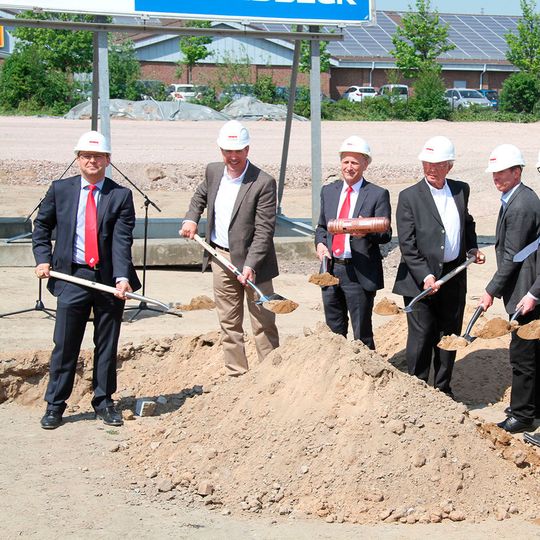 Die Geschäftsführer Bruno Dautzenberg (1. v. l.)  und Horst Vohwinkel (3. v. l.) beim Spatenstich (Bild:  Brabender)