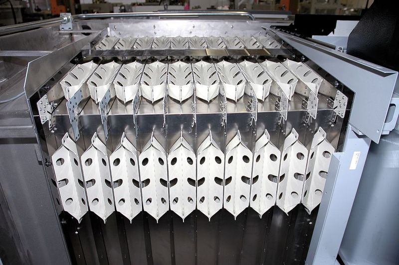 Bild 8: Zur Auslegung und Optimierung der Kunststoff-Federelemente (VQA) auf der Rückseite der Abdeckung (Stahlflex) war besonderes Know-how erforderlich.  (Bild: Möller Werke)