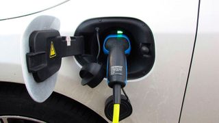 Um E-Autos für Kunden attraktiver zu machen, braucht es bessere Rahmenbedingungen, darunter günstigere Ladestrompreise, mehr Lademöglichkeiten und kostengünstigere E-Autos, fordert der ZDK. Auch für gebrauchte E-Autos braucht es Änderungen. (Bild: frei lizenziert)