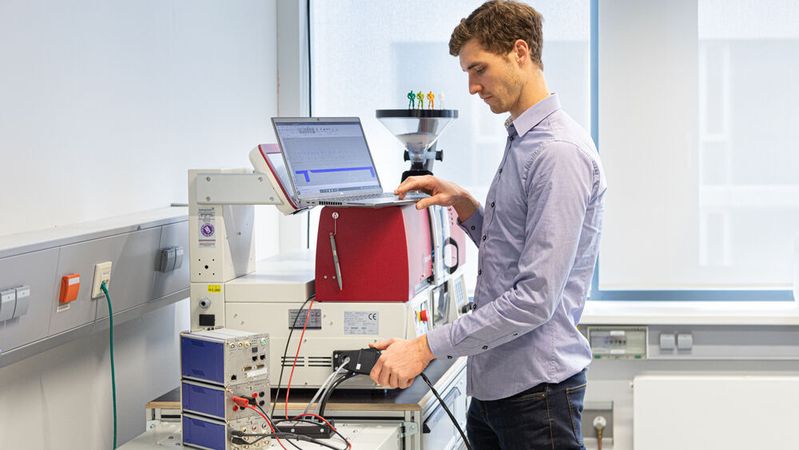 Umrüstung einer bestehenden Spritzgussmaschine auf Gleichstrombetrieb.(Bild:  Fraunhofer IPA)