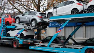 Halbvoll oder halbleer: Wie das Autojahr 2023 wird, lässt sich schwer vorhersagen. Branchenfachleute wagen eine Prognose. (Bild: Grimm – »kfz-betrieb«)