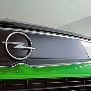 Das aktuelle Emblem im Zentrum des Front-„Vizors“ am kommenden, neuen Mokka.(Bild:  Opel)