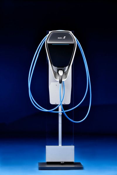Zudem bietet BMW eine neue Generation der Wallbox an, die beim Kunden in der heimischen Garage montiert wird. (Foto: BMW)