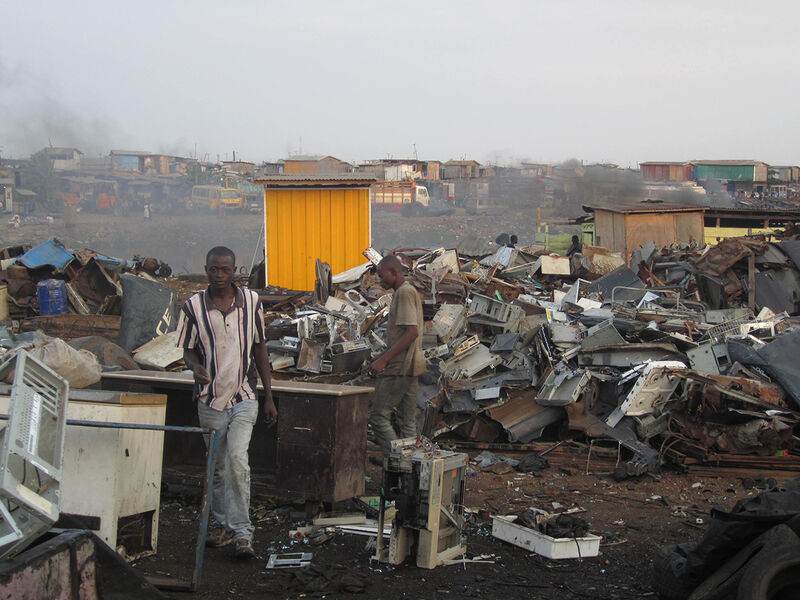 In the Agbobgloshie district of the metropolis of Accra, there is an electric landfill, mostly filled with illegally imported electronic scrap from Europe. The valuable materials are mostly crudely removed with the help of open fires. Highly toxic vapours from the components make life difficult for people in the surrounding areas. (Image: Marlenenapoli - Eigenes Werk, CC0, https://commons.wikimedia.org/w/index.php?curid=14680987) (Image: Marlenenapoli)