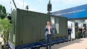 Auf der Rüstungsmesse Eurosatory stellte Rheinmetall diesen Container mit handelsüblichen Abmessungen vor. Das Besondere an ihm ist, dass von ihm aus ganze Schwärme von Kamikaze-Drohnen starten können, wie es heißt ... (Bild: dpa)