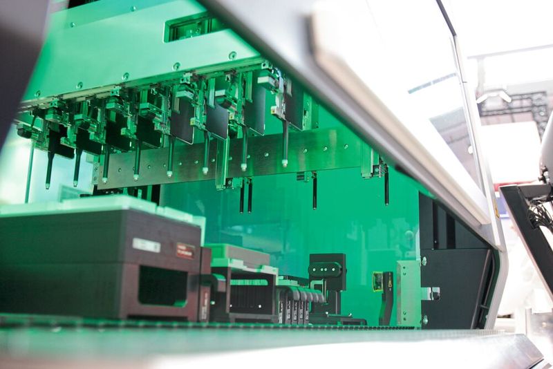 Wo Robotik ist, darf Automation nicht fehlen. Die Liquid Handling Station Star V von Hamilton dosiert Flüssigkeiten im Akkord wie ein hochpräziser Tintenstrahldrucker: in Form feinster Tröpfchen. (Bild: VCG – C. Lüttmann)