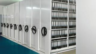 Für Ordnung in Archiv und Büro sorgen die manuell verfahrbaren-Meta Multobloc-Fachbodenregale. (Bild: Meta)