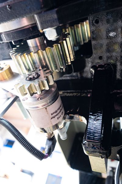 Der absolute CAN-Open-Drehgeber ist ohne weitere Schutzeinhausung verbaut. Der schock- und vibrationsfeste Sensor erhielt für diesen Einsatz speziell abgestimmte Lager.  (Bild: Wachendorff Automation / AT-Boretec)