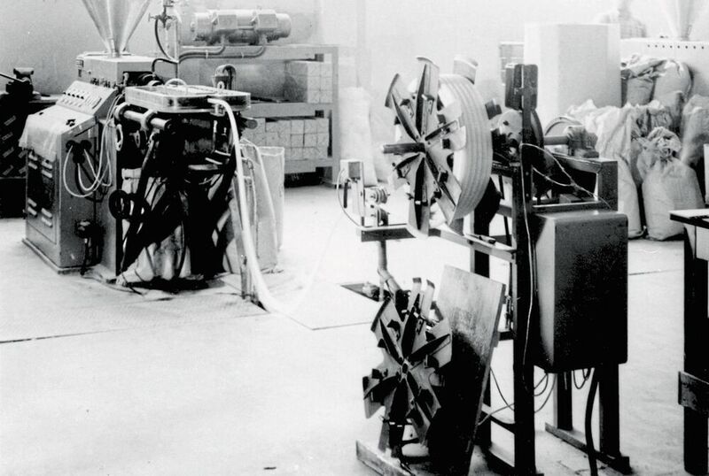 1952 brachte Fränkische das weltweit erste flexible Elektroinstallationsrohr aus Metall auf den Markt, 1959 folgte das ebenfalls weltweit erste Kunststoff-Wellrohr für die Elektroinstallation. (Fränkische Rohrwerke)