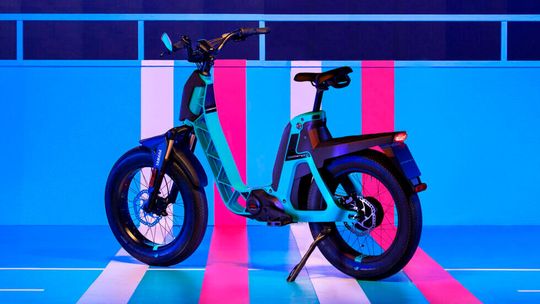 Formal handelt es sich beim Yamaha Booster um ein Pedelec, optisch erinnert es an Mofas der 80er-Jahre.(Bild:  Yamaha)