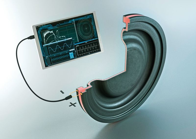 Intelligente, di-elektrische Membran: Liegt an den äußeren Schichten eine Wechselspannung an, dann lässt sich die Längenänderung einer Membran über die Kapazität messen. (Freudenberg)