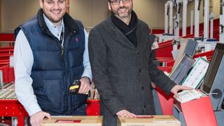 Die ersten Pakete im neuen Depot wurden von Depotleiter Milad Zadeh (links) und Clusterleiter Heiko Köger bei der Inbetriebnahme angenommen. (Bild: DPD)