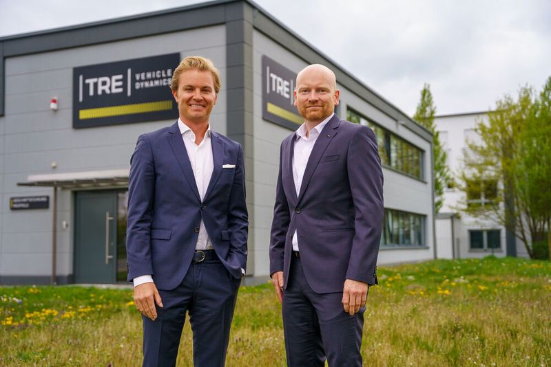 TRE-Geschäftsführer Boris Kirchner und Nico Rosberg vor der Hauptzentrale in Neustadt an der Weinstraße.(Bild:  IAV/Jonatan Allendorff)