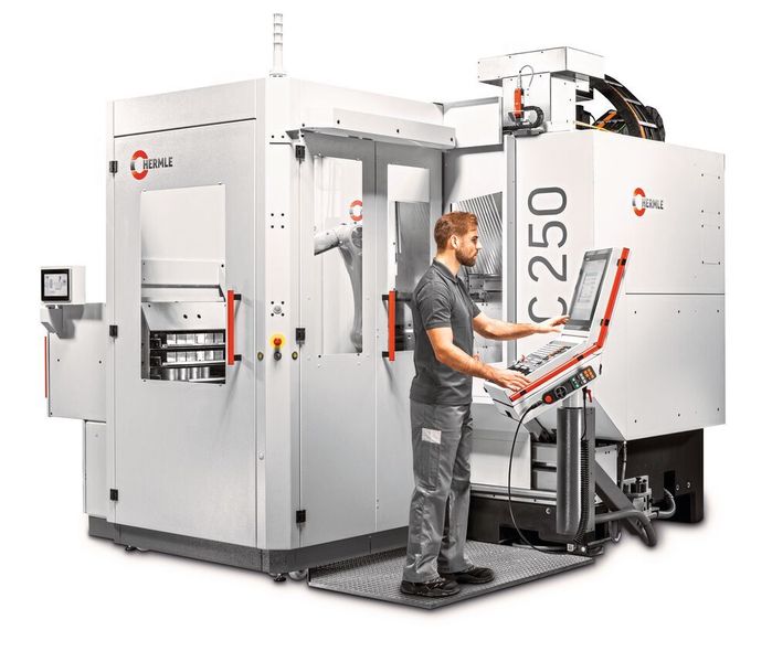 Das modulare und kompakte Robotersystem RS 05-2 adaptiert an ein 5-Achsen Bearbeitungszentrum C 250. (Hermle)