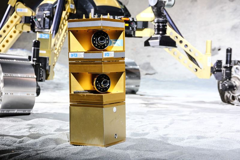 Einzelne Nutzlasten können beim Abladen in der Kraterlandschaft zu einem Paket zusammengesteckt oder auch ausgetauscht werden. Im irdischen Testszenario stehen die Kameras für datenerzeugende, wissenschaftliche Nutzlasten. (Bild: DFKI/Florian Cordes)