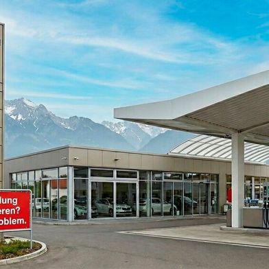 Familiengeführte Autohäuser aus ganz Deutschland schließen sich zu einem losen Tankstellenverbund zusammen. Mit neuartigen Finanzdienstleistungen rund um Tankfüllungen und Upselling mit KI-Technologie erschließt die Initative neue Erlösquellen. Im Bild: Der Betrieb im oberbayerischen Bad Händling am Alpenrand. (Bild: Google Gemini 3 Pro Image / KI-generiert)