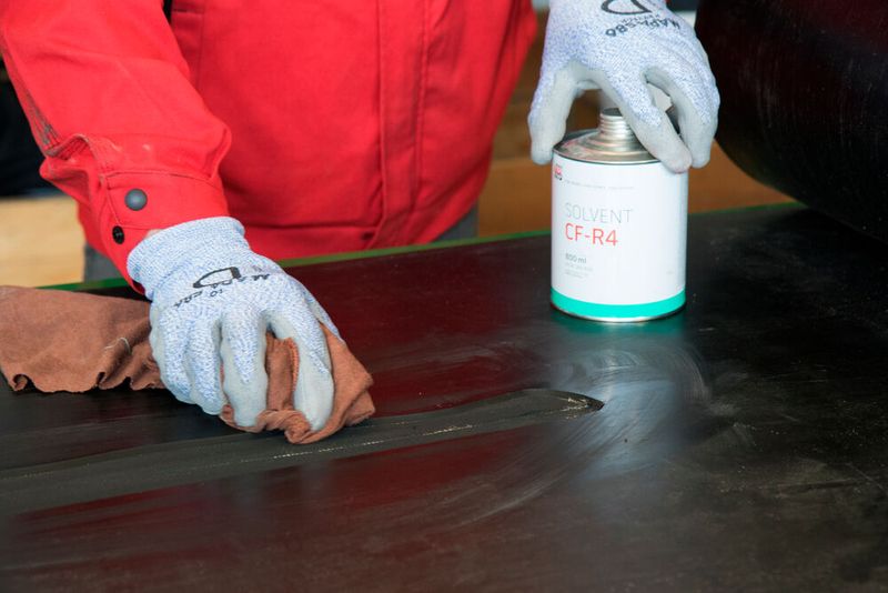 Für eine optimale Reparatur muss dabei zunächst der Gurtschaden gesäubert ... (Bild: ralweb.de)