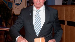 Traditionsbewusstes Handwerk mit Blick in die Zukunft: Hans Jörg Koßmann, Obermeister der Kfz-Innung Bremen, bei der Freisprechung. (Kfz-Innung)