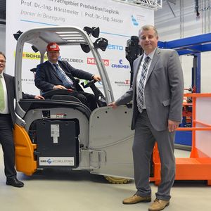 Dietmar Bock, Geschäftsführer Geraer Batterie Dienst GmbH, Michael Quest, Leiter der Still Niederlassungen Bielefeld und Hannover, Prof. Dr.-Ing. Ralf Hörstmeier, Laborleiter FML/FPL der Fachhochschule Bielefeld.