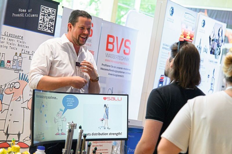 All das immer mit reichlich guter Laune. Labortechnik kann schließlich auch Spaß machen – gerade wenn man auf der Messe unerwartet diese eine praktische Neuheit entdeckt, die man noch gar nicht auf dem Schirm hatte.    Mehr Infos zu den kommenden LAB-SUPPLY-Messen finden Sie auf www.lab-supply.info (Bild: Stefan Stark)