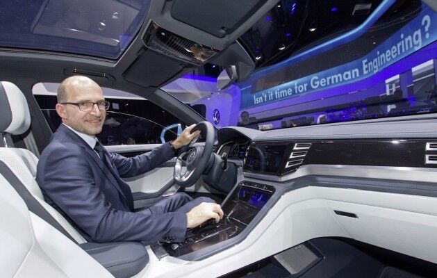 Klaus Bischoff, Leiter Volkswagen Design in der Volkswagen Studie Cross Coupé GTE. (Bild: Volkswagen AG)
