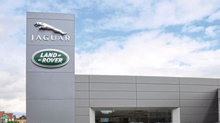 Der Umgang von Jaguar Land Rover mit den Lieferengpässen ist nicht der einzige Kritikpunkt der Verkäufer. (Bild: Simon/»kfz-betrieb«)