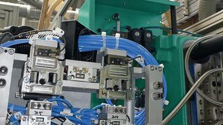 Entnahme aus dem Werkzeug (Bild: Weiss)