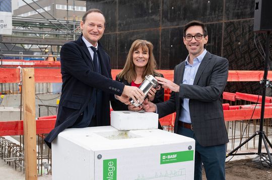 Während der Zeremonie vergruben Dr. Uwe Liebelt, (President European Site & Verbund Management), Heather Remley (President Global Engineering Services) und Christian Aucoin (Senior Vice President Global Operations bei BASF Agricultural Solutions) (v.l.) eine Zeitkapsel. (Bild:  BASF)